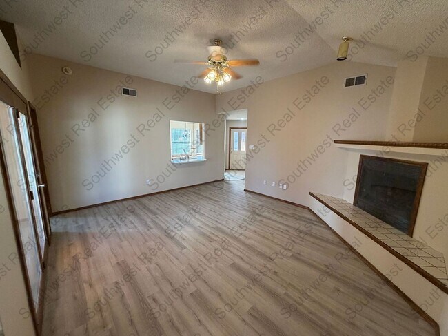 Foto del edificio - Cute 3 Bed 2 Bath 2 Car Garage home