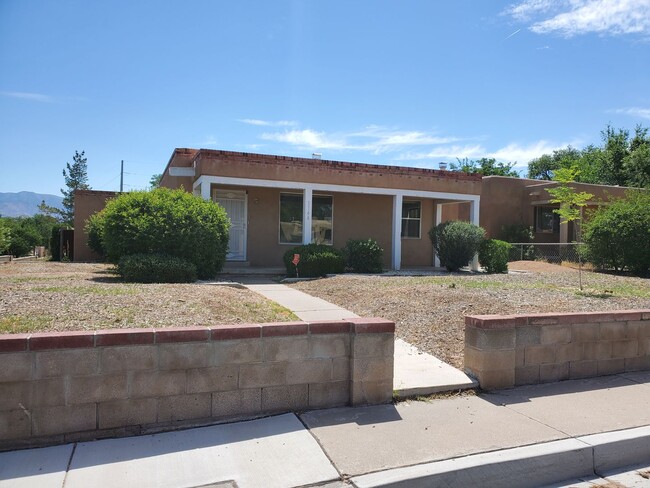 Building Photo - Three bedroom home located mins away from UNM