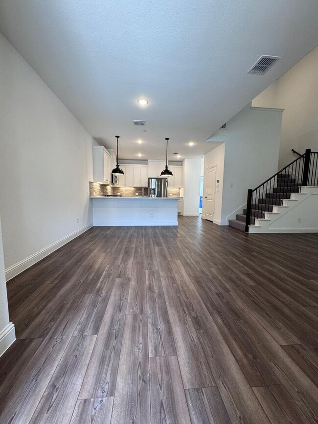 Foto del edificio - FULLY UPGRADED LUXURY TOWNHOME located in ...