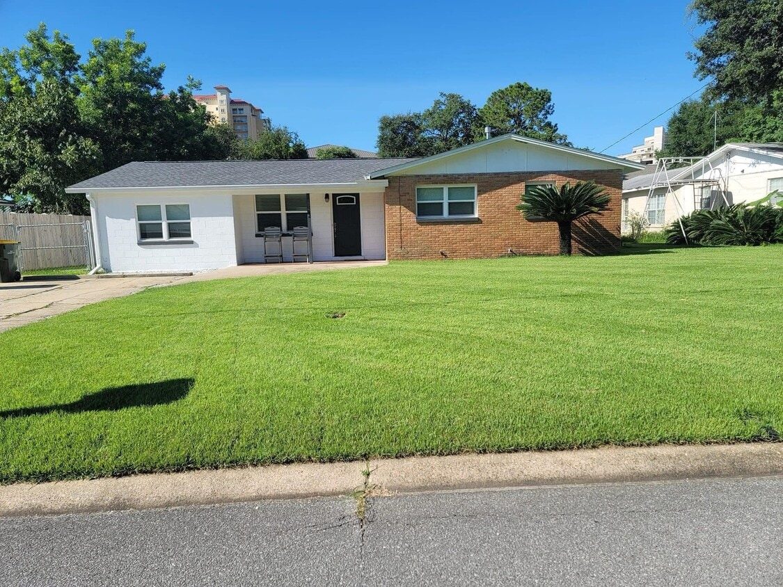 Primary Photo - 194 Coral Dr SW