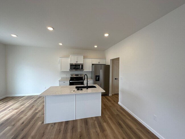 Building Photo - 2440/2500 Landmark Drive
