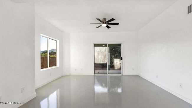 Foto del edificio - 574 Duchess Dr