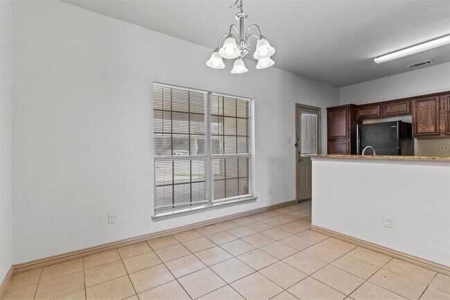 Building Photo - Beautiful 4 Bed 2 Bath townhome in Grand P...