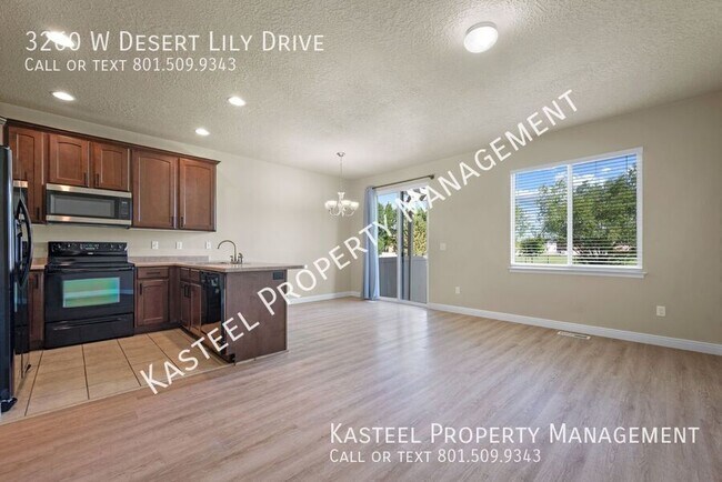 Foto del edificio - 3260 W Desert Lily Dr