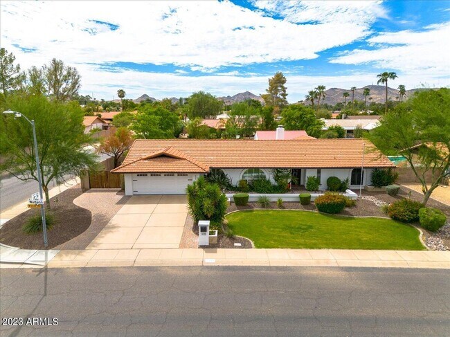 Building Photo - 335 E Waltann Ln