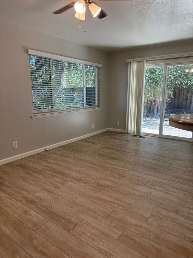 Building Photo - Spacious Waverly Park Home - Open House Fr...