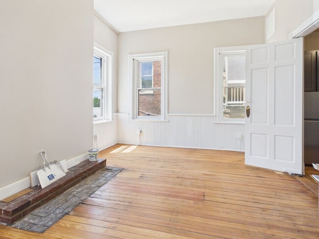 Interior Photo - 7 East Franklin