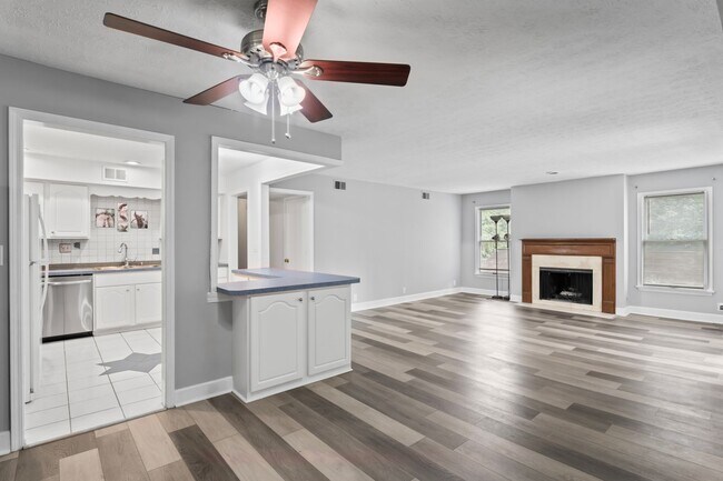 Building Photo - 2 bedroom 2 bathroom on Shelbyville!!