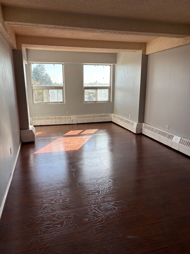 Building Photo - 304