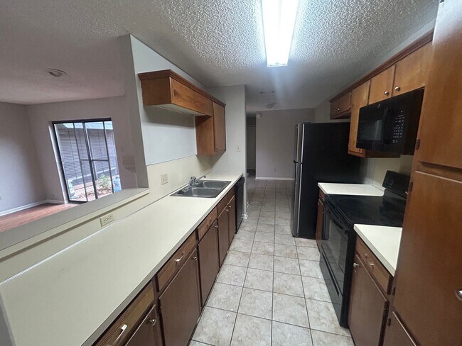 Foto del edificio - Updated Spacious Townhome