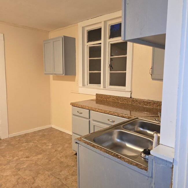 Building Photo - 520 E Rose St