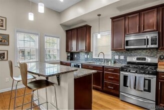 Building Photo - 185 York St