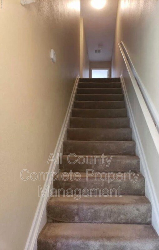 Building Photo - 623 Scrub Jay Dr