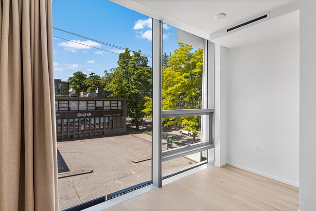 Building Photo - 401-1568 Alberni St