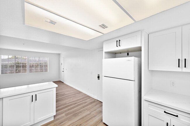 Building Photo - 211 Avenida Miramar