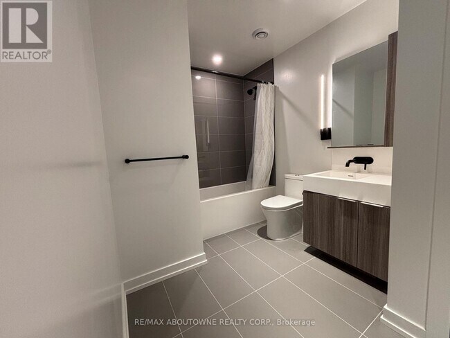 Photo du bâtiment - 117-1117 Broadway Ave