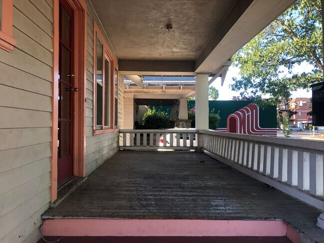 Foto del edificio - Vintage Campus House ~  3 bedrooms, 1.5 bath