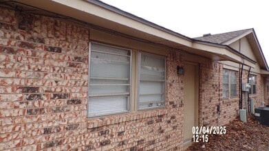 Building Photo - 7916 NW Crossland Cir