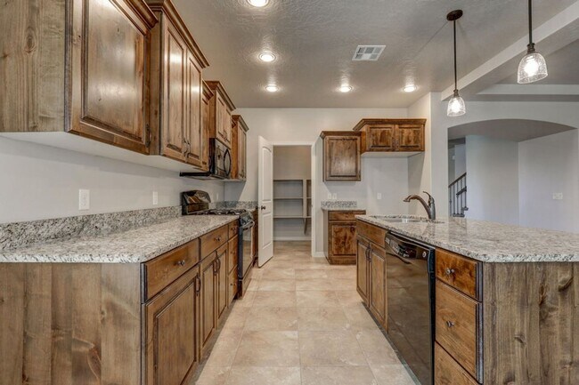Building Photo - Beautiful 5 Bedroom Home! 6-month lease co...