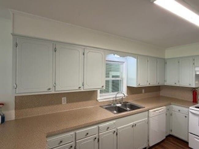 Building Photo - Cozy Charming Country Home