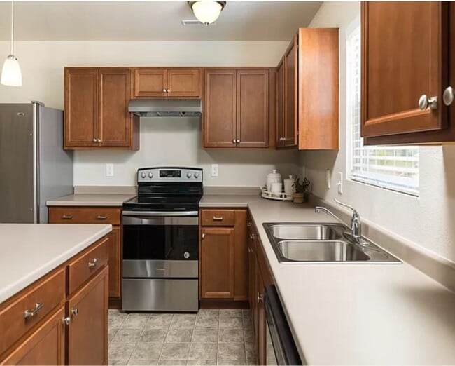 Building Photo - Large Newer Colonial for Lease