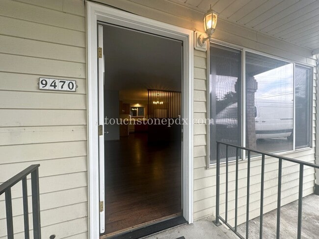 Building Photo - Classic 2-bedroom in King Arthur Court Apa...