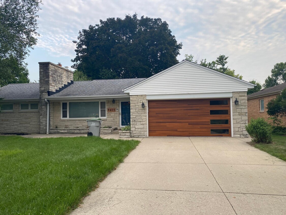 Front entry with 2 car garage - 9405 W Hadley St