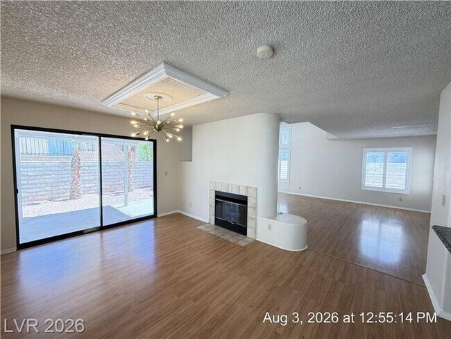 Foto del edificio - Beautiful Home with Private Balcony, Fireplace & Granite Kitchen