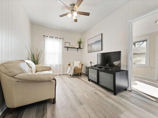 Foto del edificio - 17 Rhodes Ave