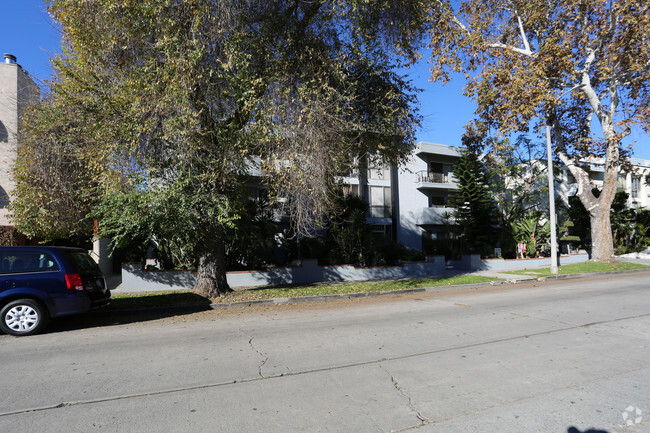 Building Photo - 725 N Sweetzer Ave