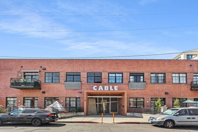 Foto del edificio - Elevate Your Living: Luxe 916 sq ft Studio in the Iconic Cable Building