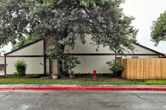 Building Photo - 405 Sundance Ln