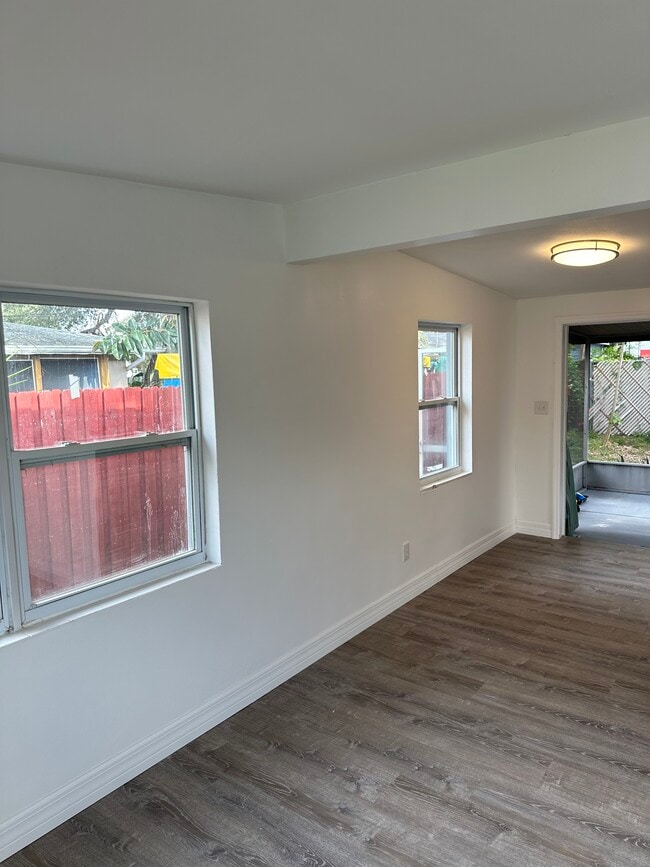 Foto del edificio - 2383 Chaucer St