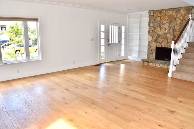 Building Photo - Beautiful spacious Home