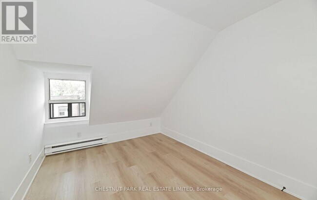 Photo du bâtiment - 1105 Queen St E