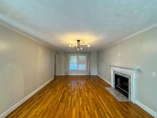 Building Photo - Charming 4 Bed, 2.5 Bath Home in King's Grant