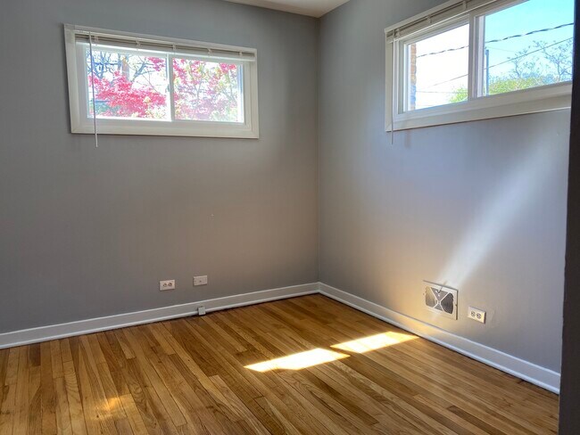 Building Photo - 1718 Hovland Ct