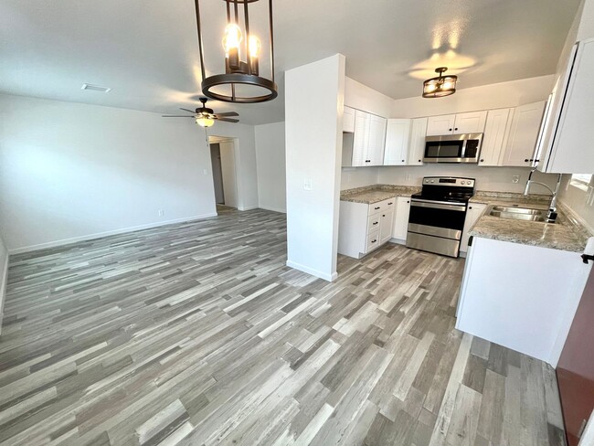 Building Photo - Updated 2 Bedroom Duplex! *THIS HOME IS CU...