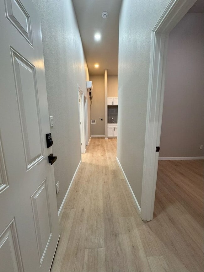 Building Photo - 418 S Commercial St