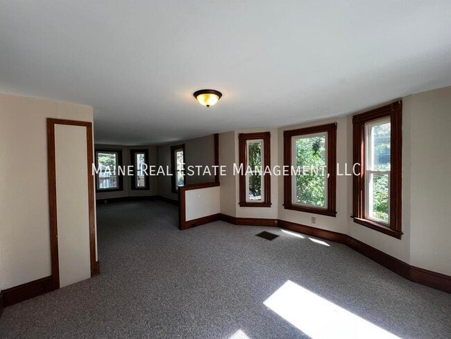 Building Photo - 40 Dillingham St