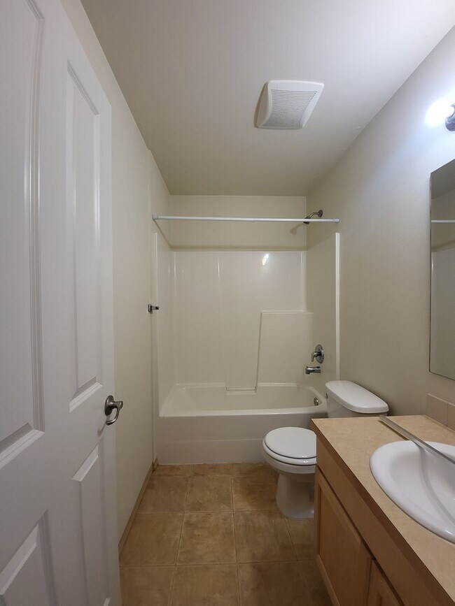 Building Photo - Large 4 bedroom 3.5 Bathroom located in Na...