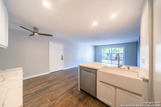 Foto del edificio - 8038 Broadway St