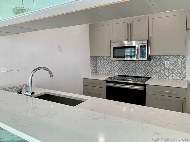 Foto del edificio - 600 NE 36th St
