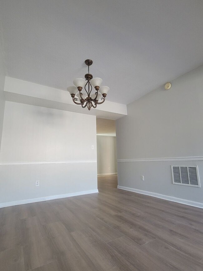 Building Photo - 4 bedroom 2.5 bathroom townhouse