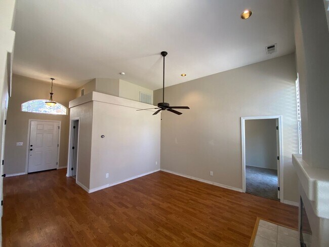Building Photo - SE Visalia home Available Now!