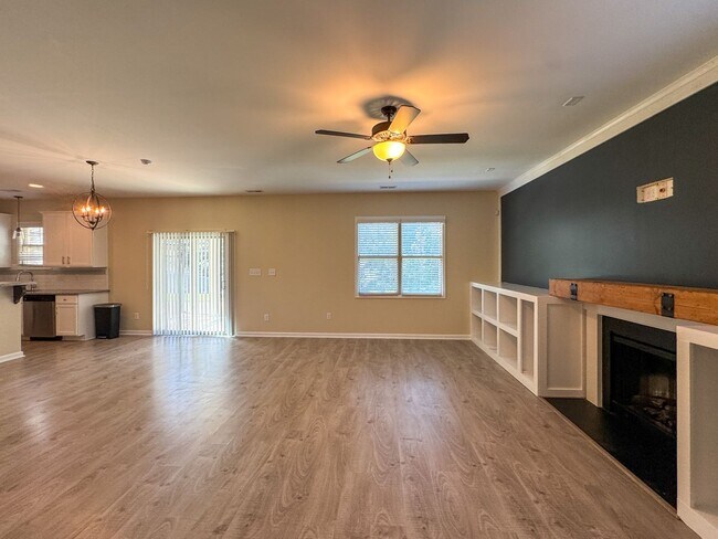 Building Photo - Stunning 4 Bed 2.5 Bath Raeford Home