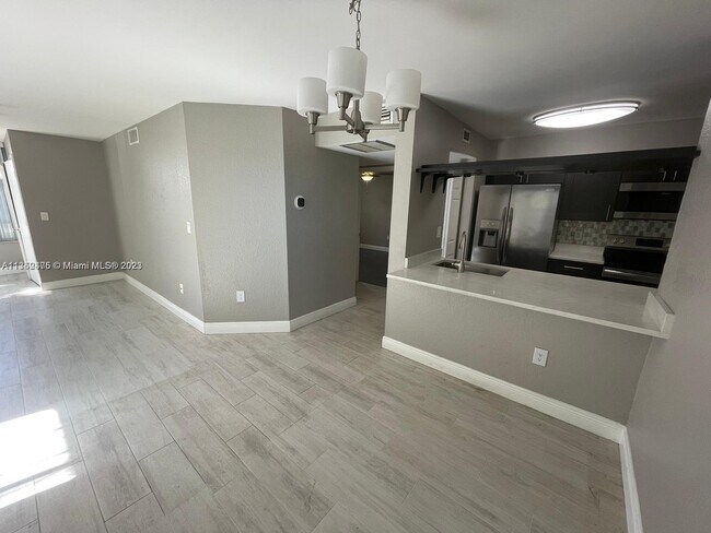 Foto del edificio - 2811 N Oakland Forest Dr