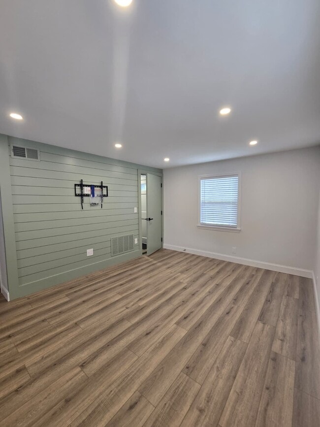 Building Photo - 613 Willow Ave
