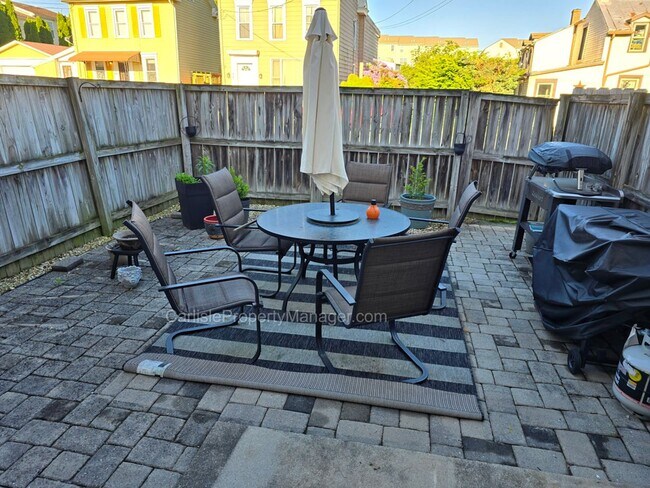 Foto del edificio - 2-Bedroom Townhouse w Fenced Patio, Off-Street Parking, Dishwasher, and Easy Commute