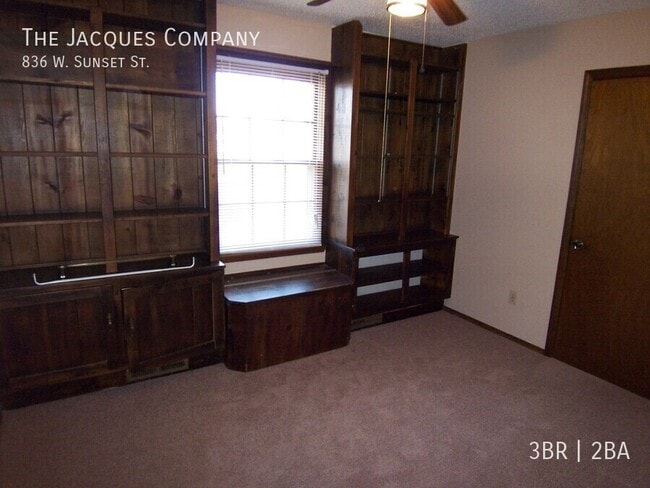 Building Photo - 836 W Sunset St